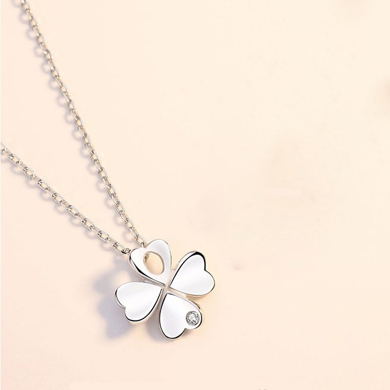 Lucky four-leaf clover pendant female niche design necklace simple forest temperament clavicle chain tide fairy